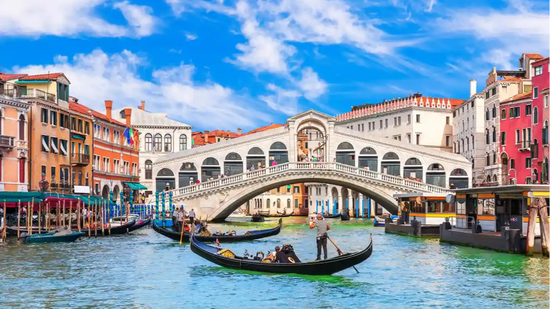 45 Minutes Enchanting Gondola Ride Activity on Grand Canal, Venice