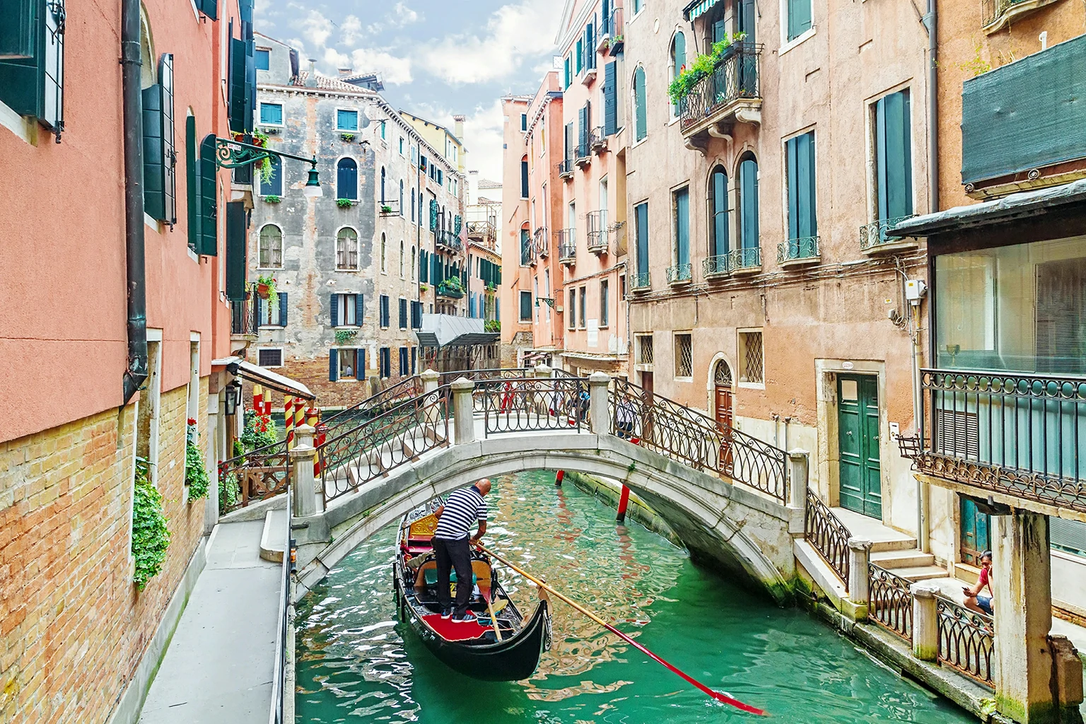 45 Minutes Enchanting Gondola Ride Activity on Grand Canal, Venice