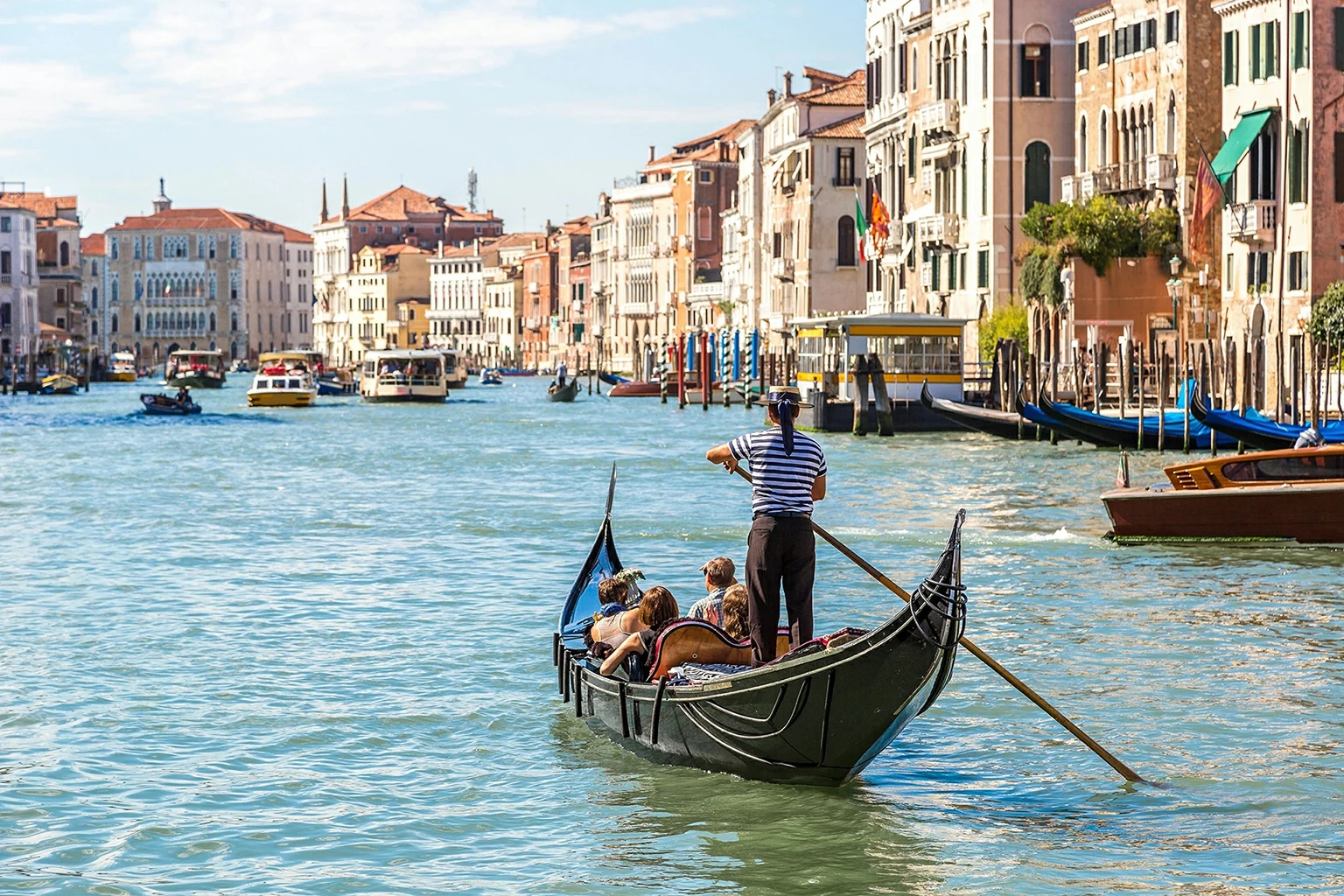 45 Minutes Enchanting Gondola Ride Activity on Grand Canal, Venice
