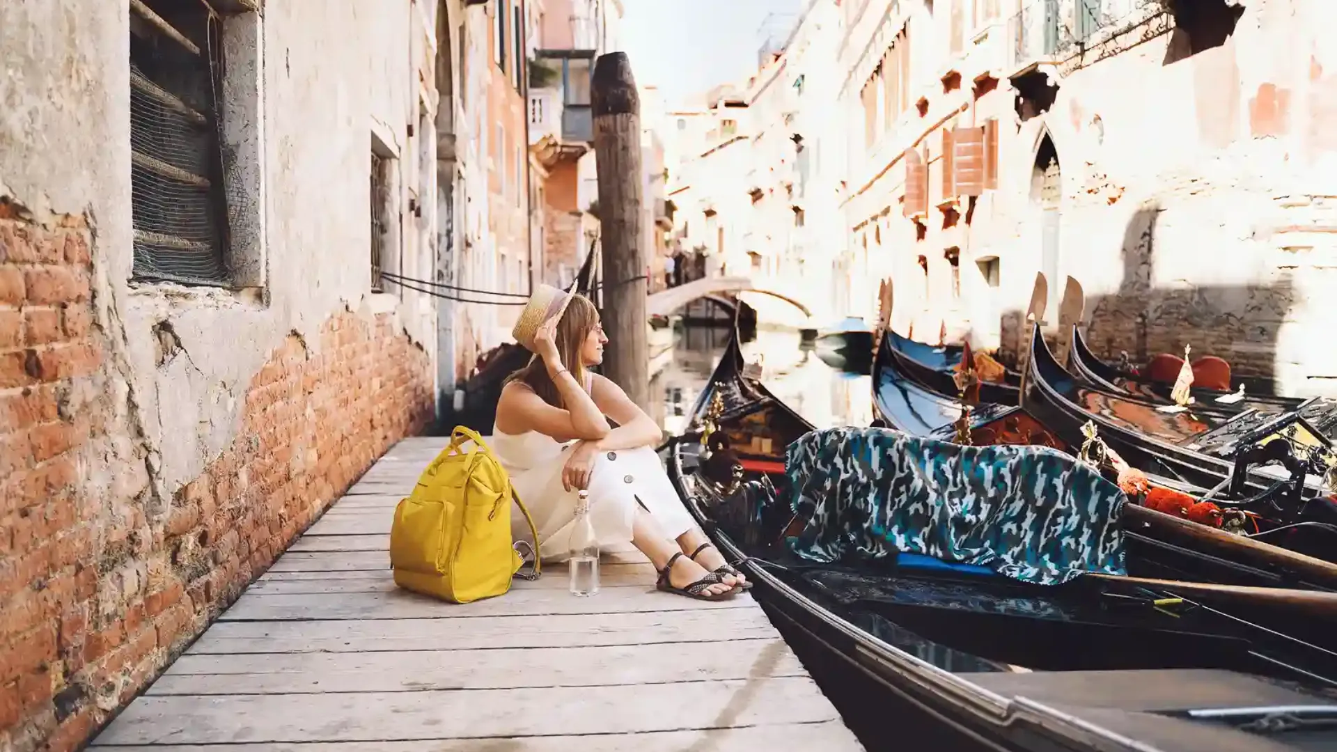 Guided City Walking Tour with Gondola Ride in Venice